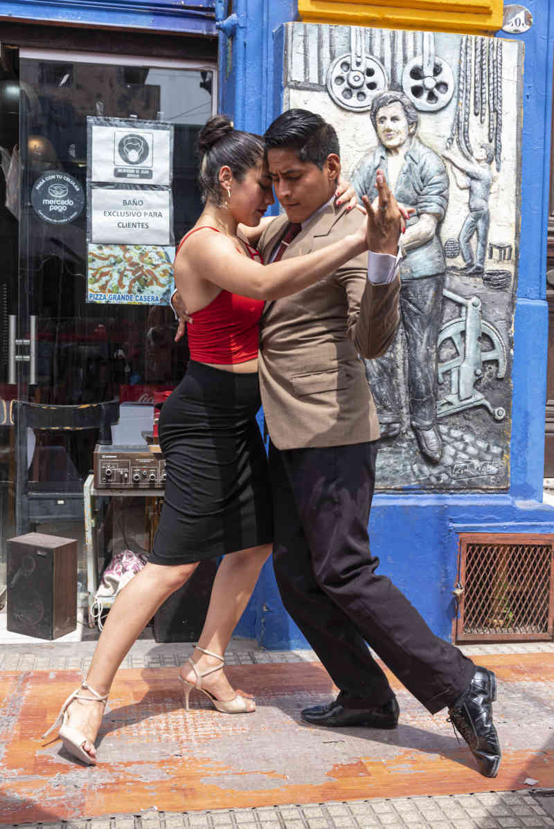 Argentina - Buenos Aires 063 - La Boca - pareja de bailarines - bailando tango.jpg